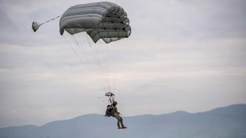 Un paraşutist militar a rămas agăţat de avion, după un salt ratat lângă Buzău. Cum a reuşit să se salveze