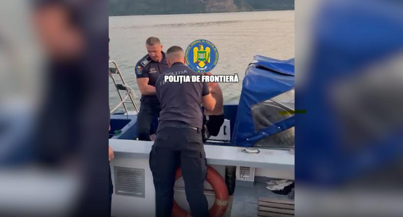 Un sârb a adormit pe colac şi curenţii l-au dus în mijlocul Dunării. Poliţia de Frontieră l-a scos din apă şi l-a predat Serbiei