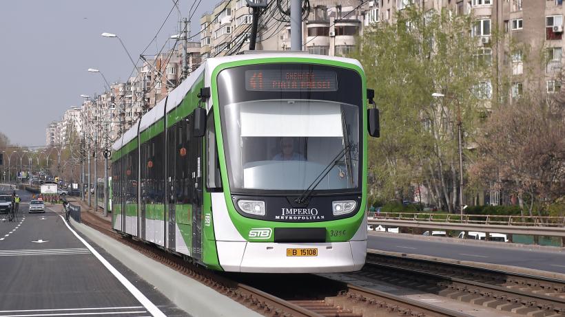 Vorbitul la telefon pe speaker în STB și muzica dată tare, amendate. Schimbarea pregătită în transportul public din București