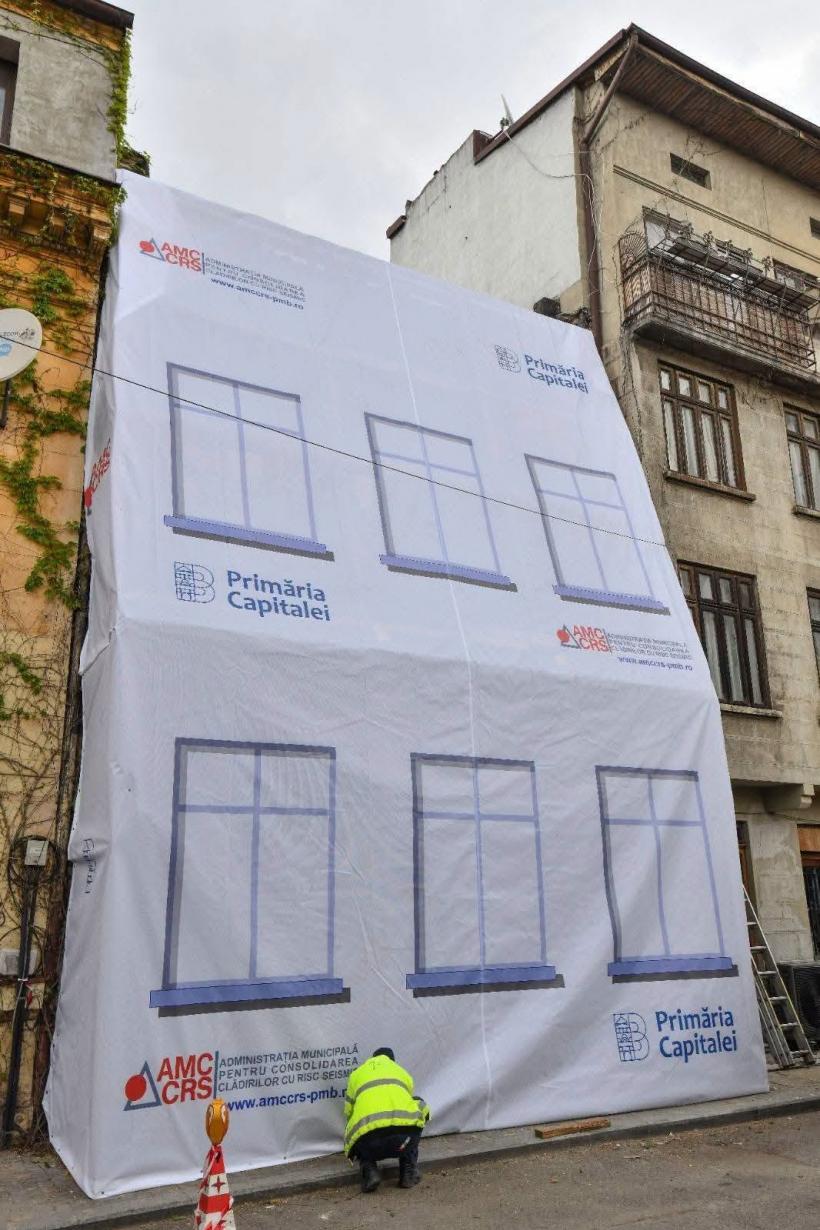Cum "ascunde" Primăria clădirile în paragină din București. Imagini cu imobile acoperite de mesh-uri, pentru a masca ruinele