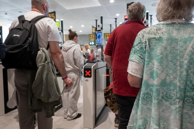 Probleme la granițele UE: Turiștii în vârstă sunt respinși de sistemul EES și stau ore întregi la cozi. „Degetele mele sunt tocite”