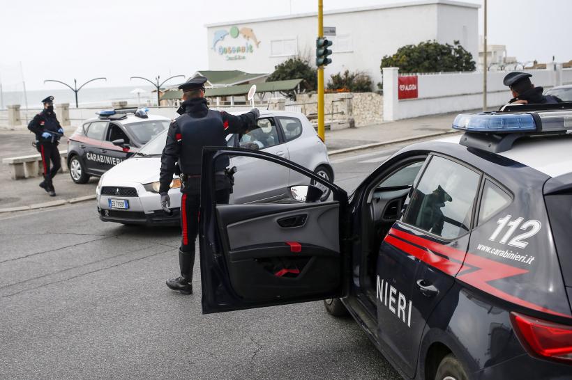 Un bărbat din Italia a pierdut urna cu cenuşa mamei sale. Poliţia a găsit-o într-o maşină închiriată de un traficant de droguri