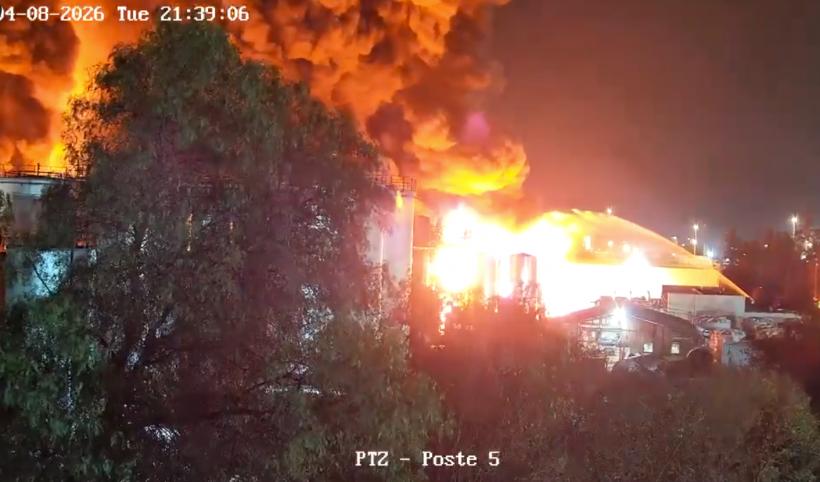 VIDEO Incendiu uriaș la o uzină chimică din Chile. S-au raportat explozii şi flăcări de peste 15 metri