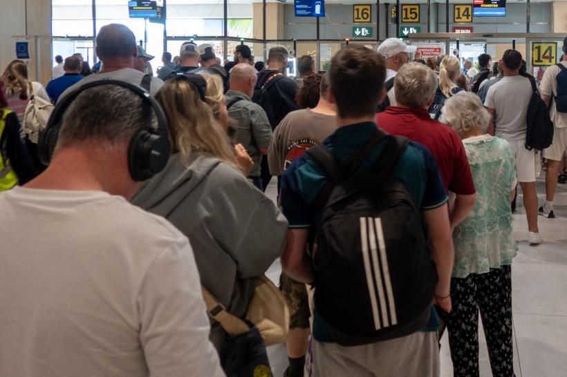 Pasagerii stau la cozi câte 120 de minute în Frankfurt sau Amsterdam. Timpii de așteptare în aeroporturi s-au dublat din cauza EES