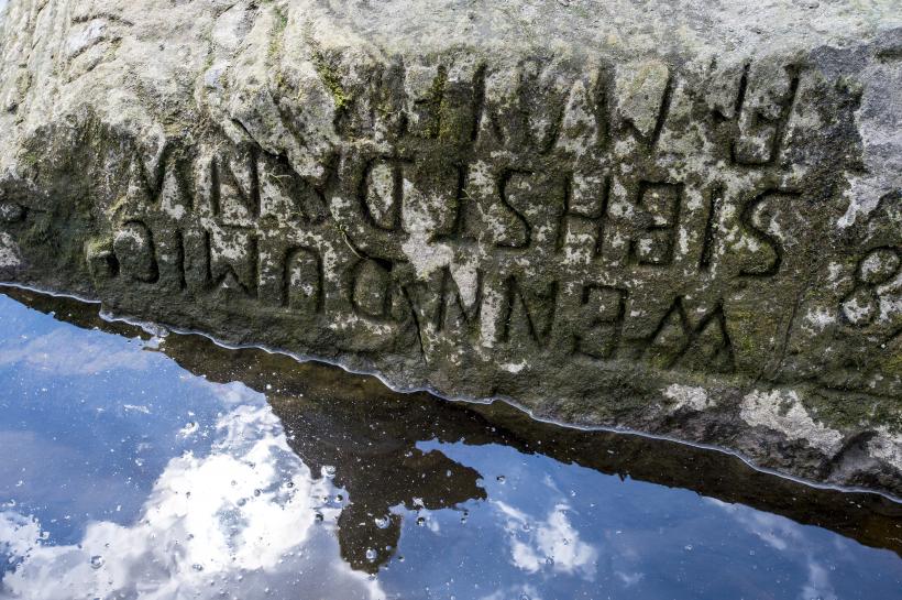 Ce sunt „pietrele foametei” care au ieșit la suprafață din râurile secate și de ce scrie pe ele „dacă mă vezi, plângi”