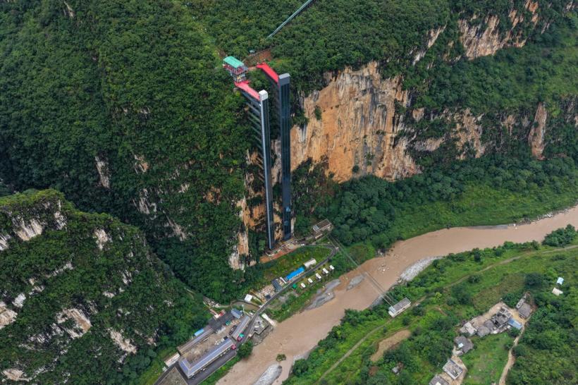 China a făcut pe o stâncă un lift exterior de 288 de metri pentru ca elevii dintr-un sat să ajungă mai repede la școală