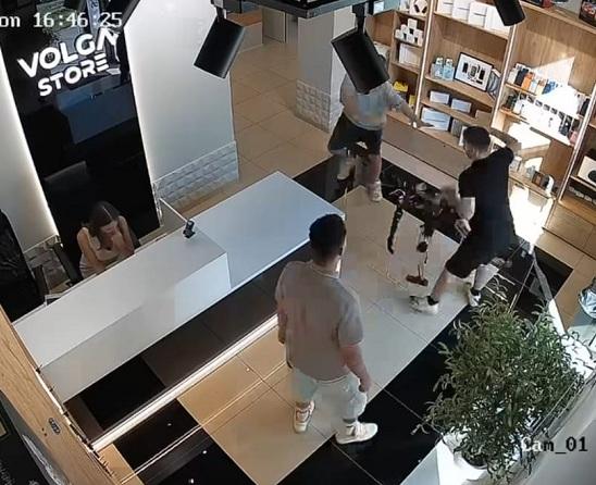 "Am fost avertizați". Imagini virale cu un robot care atacă un client într-un magazin. "Împărţea pumni ca un Van Damme automatizat"