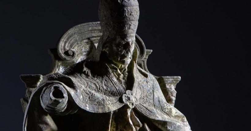 Un bărbat a găsit la un depozit de reciclare un ornament „din beton” care s-a dovedit a fi o sculptură extrem de valoroasă