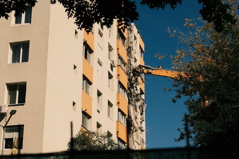 Primele imagini de la demolarea blocului care a explodat în Rahova. Imobilul rămâne fără etajele superioare