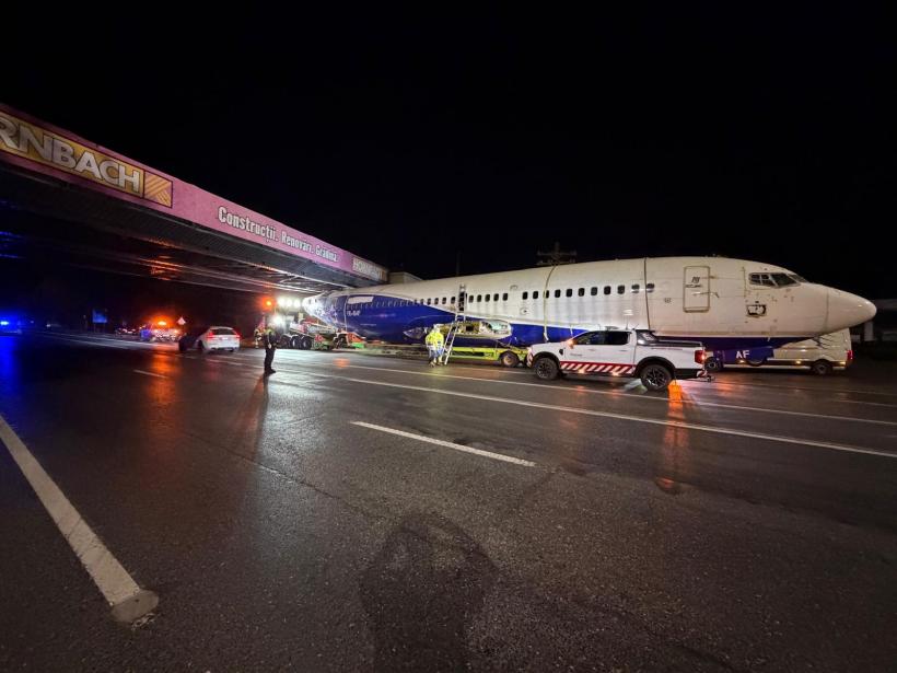 Avion blocat pe DN1. Transportul agabaritic nu a putut trece pe sub un pod CFR
