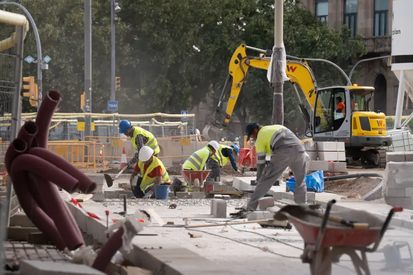 Spania caută muncitori în construcții. Companiile oferă salarii de până la 30.000 de euro pe an și 700.000 de locuri de muncă
