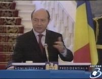 Băsescu îşi face singur referendum de demitere
