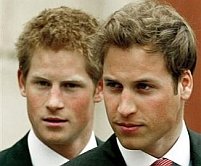 Prinţii William şi Harry îi fac farse Reginei