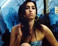 Amy Winehouse se automutila în copilărie
