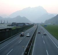 Autostrada spre munte abandonată după 6 km

