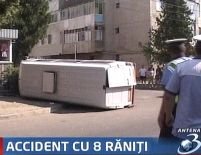 Opt răniţi într-un accident de maxi-taxi la Brăila