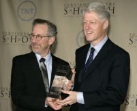 Spielberg o susţine pe Hillary Clinton 
