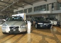 Românii îşi cumpără în special maşini noi de import
