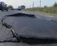 Canicula distruge asfaltul de pe drumurile naţionale