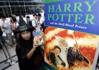 S-a pus în vânzare ultima carte a seriei Harry Potter <font color=red>(VIDEO)</font>