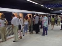 Bucureşti. Un metrou a rămas blocat o oră între staţii