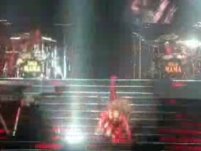 Beyonce s-a prăbuşit pe scenă în timpul unui concert <font color=red>(VIDEO)</font>