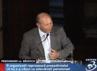 Băsescu atacat de pensionari