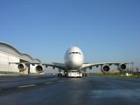 Primul avion Airbus A380 va fi livrat companiei Singapore Airlines
