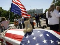 Americanii din 12 oraşe au protestat faţă de războiul din Irak