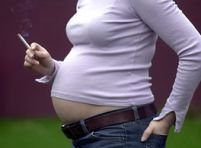 Studiu: Mamele fumătoare nasc copii predispuşi la obezitate
