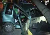 Şase oameni, la un pas să moară după ce le-a căzut un stâlp pe maşină <font color=red>(VIDEO)</font> 