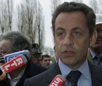 Franţa. Sarkozy convoacă o reuniune de securitate, după violenţele din suburbii