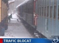 Circulaţia feroviară şi rutieră blocate din cauza zăpezii în Braşov <font color=red>(VIDEO)</font>