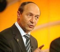 Băsescu a cerut demiterea urgentă a miniştrilor Chiuariu şi Păcuraru
