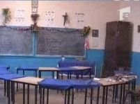 Tavanul unei clase s-a prăbuşit peste elevii unei şcoli din Teleorman <font color=red>(VIDEO)</font>