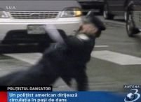 Un poliţist american dirijează circulaţia în paşi de dans <font color=red>(VIDEO)</font>
