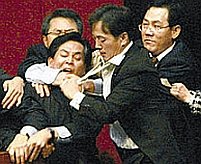 Deputaţii sud-coreeni s-au bătut în plenul Parlamentului