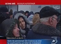 Pensionarii din Craiova au stat o noapte în frig pentru un bilet de tratament <font color=red>(VIDEO)</font>