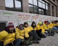 8 români arestaţi în timpul unei manifestaţii Greenpeace la Bruxelles
