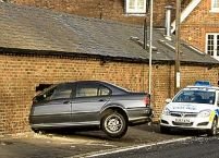 O fetiţă britanică la un pas de moarte, după ce un BMW a intrat în casă <font color=red>(FOTO)</font>