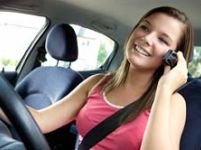 Britanicii care folosesc mobilul la volan riscă 2 ani de închisoare