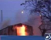 Periş. O femeie a murit după ce casa în care locuia a luat foc
