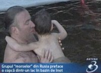 Tradiţie de iarnă. Ruşii şi britanicii fac baie în apă îngheţată <font color=red>(VIDEO)</font>
