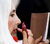 Benazir Bhutto, studentă la Oxford, premier, martir. <font color=red>Asasinatul în imagini</font>