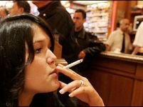 Franţa interzice fumatul în locurile publice din 2008