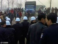 Un chinez a fost omorât în bătaie de autorităţi pentru că a filmat o încăierare