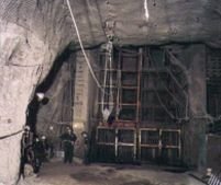 Căutători de aur arestaţi după ce au furat minereu dintr-o mină închisă