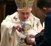 Papa Benedict a botezat 13 copii cu spatele la credincioşi <font color=red>(GALERIE FOTO)</font>