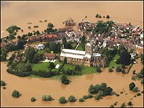 Inundaţii în Marea Britanie. Zeci de oameni locuiesc în adoposturi
improvizate