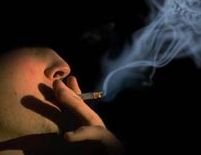 Românii fumează cinci milioane de pachete de ţigări pe zi